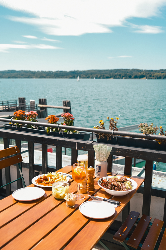 Bayerische Gerichte mit Seeblick im Restaurant Strandhotel Berg