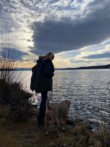 Hund und Frauchen am Starnberger See