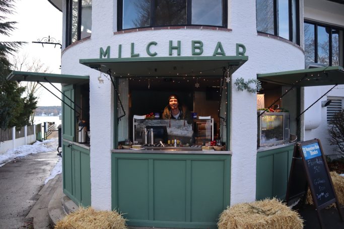 Ein geöffneter Kiosk über den mit großen Buchstaben das Wort "Milchbar" steht